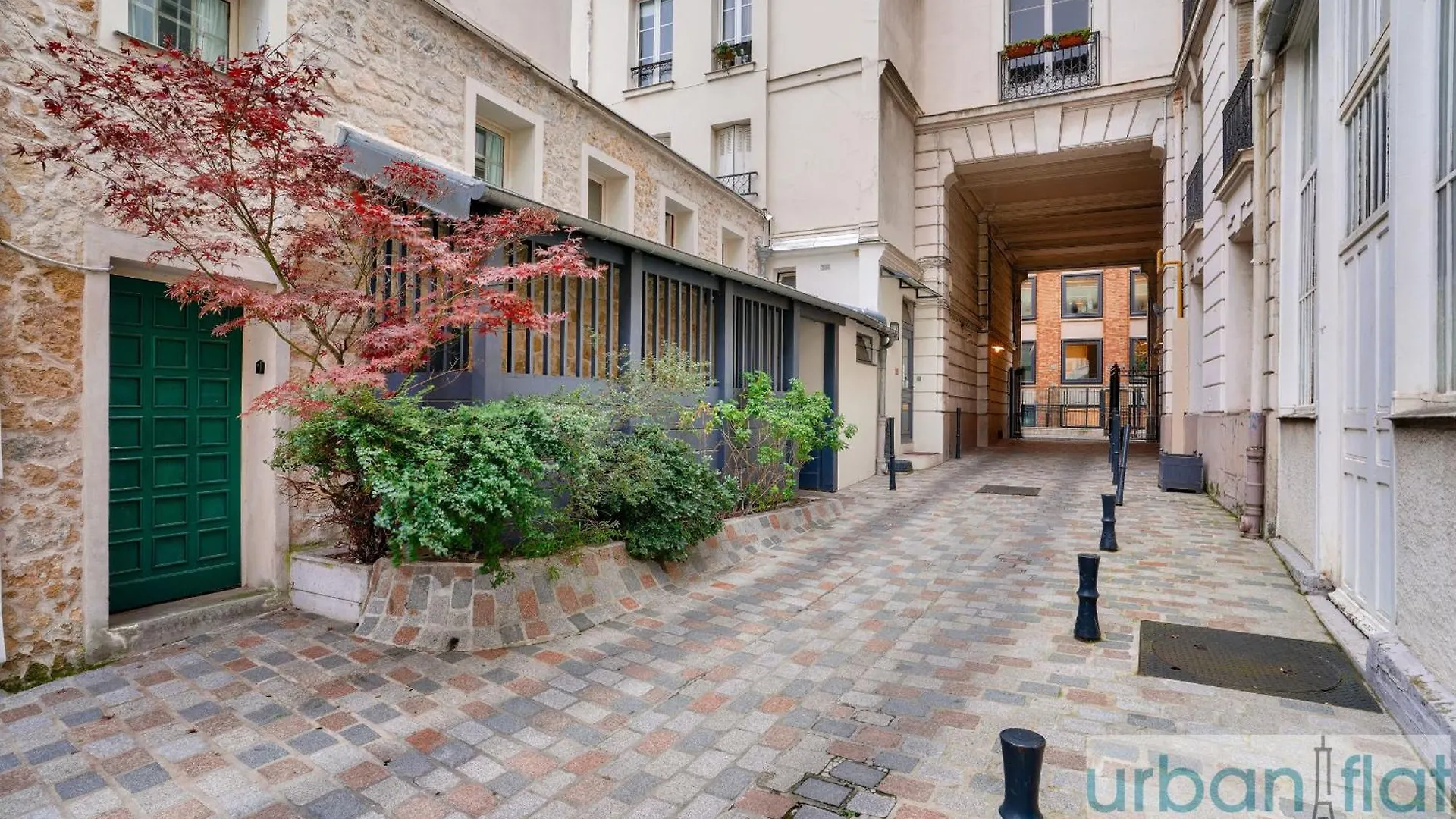 33 - Flat Av des Champs-Élysées Paris France