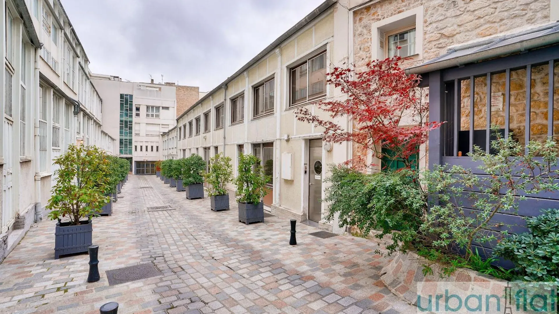 33 - Flat Av Des Champs-Elysees Paris 0*,  France